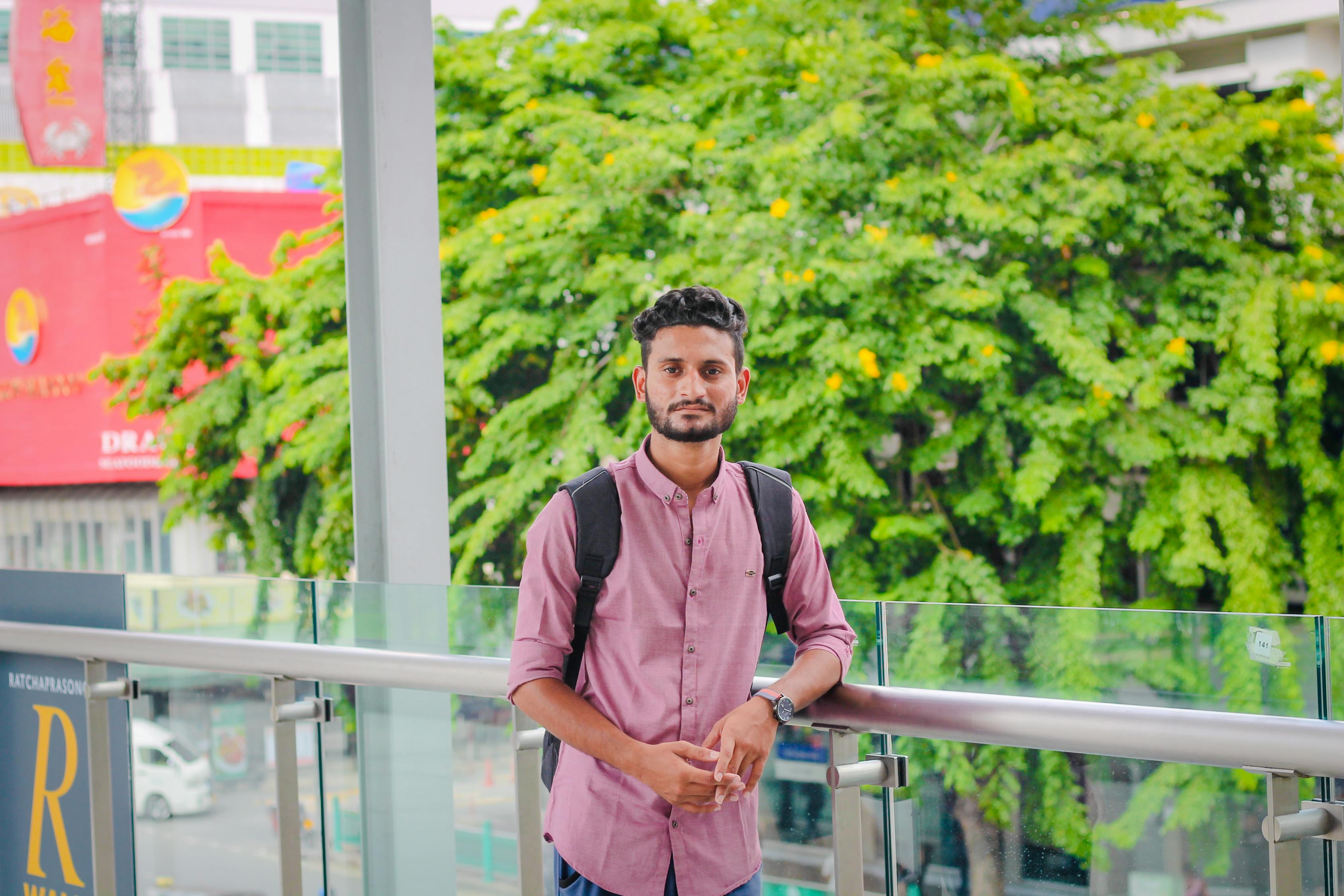 男明星魅力四溢，星光璀璨下的帅气风采