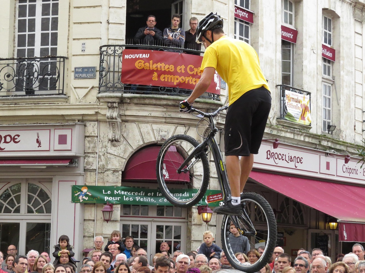 公路自行车比赛，挑战与荣耀之路的骑行者荣耀时刻