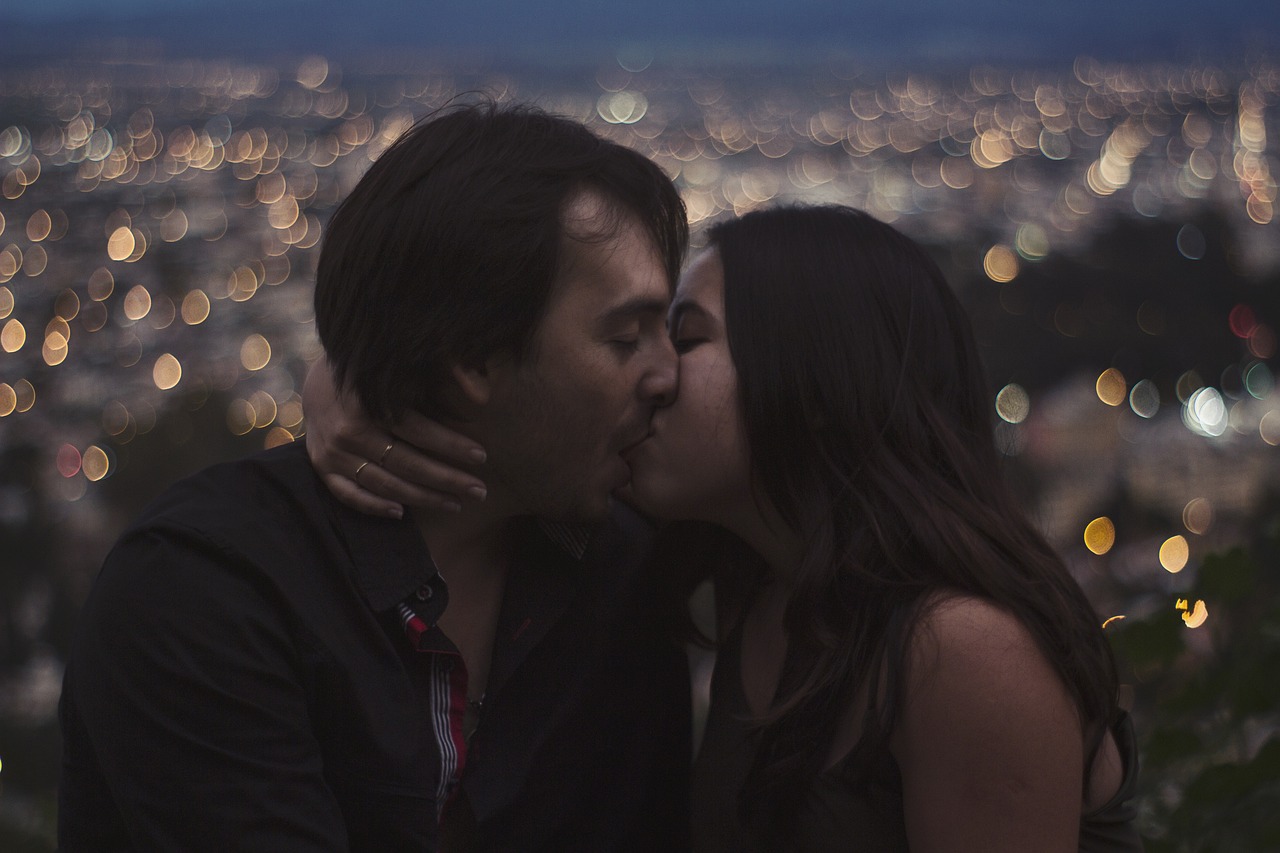 街头接吻最新视频,爱的瞬间与情感流露