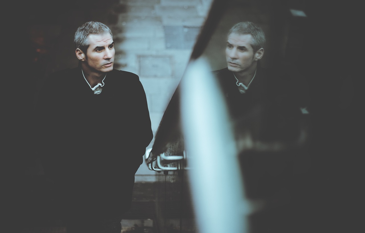 薛之谦现场版，演员的舞台魅力与震撼体验