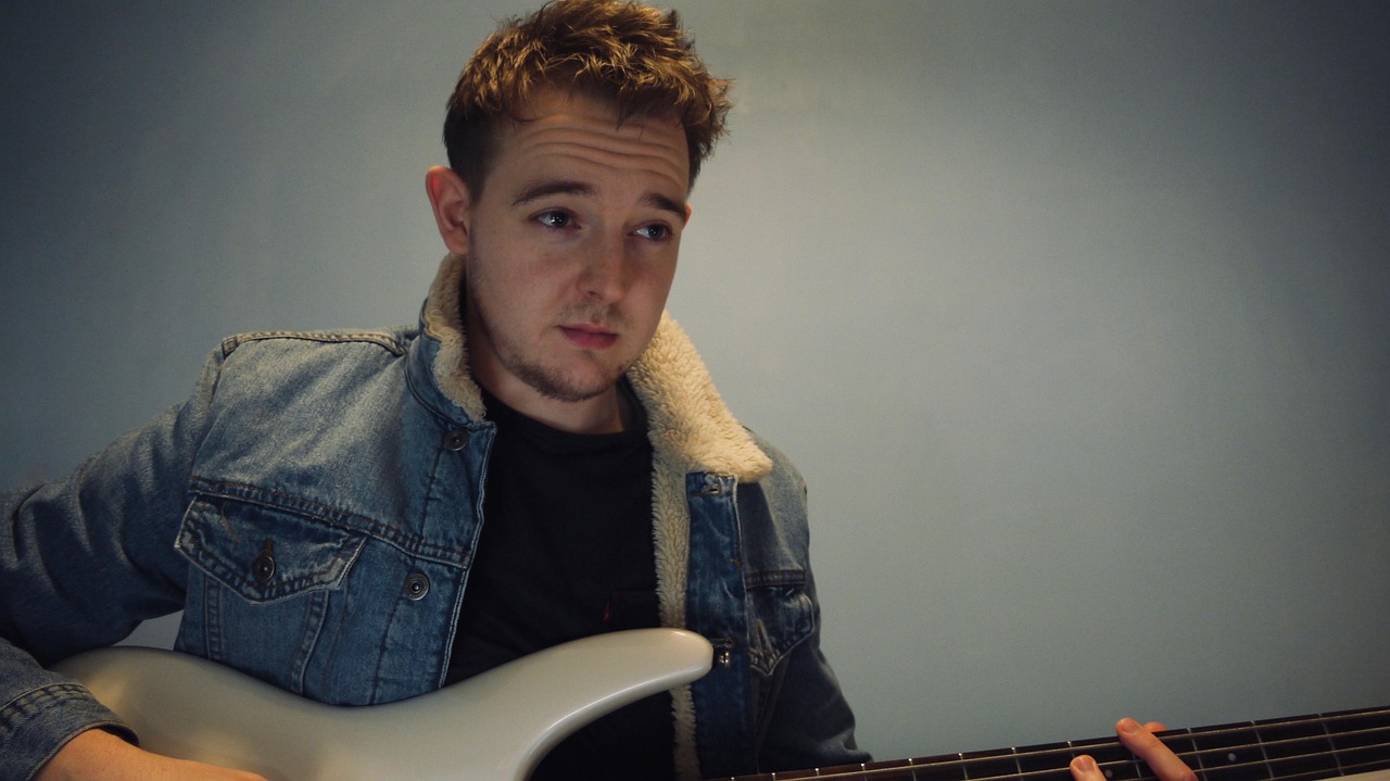 最新发型深色趋势，探索时尚前沿的魅力风采