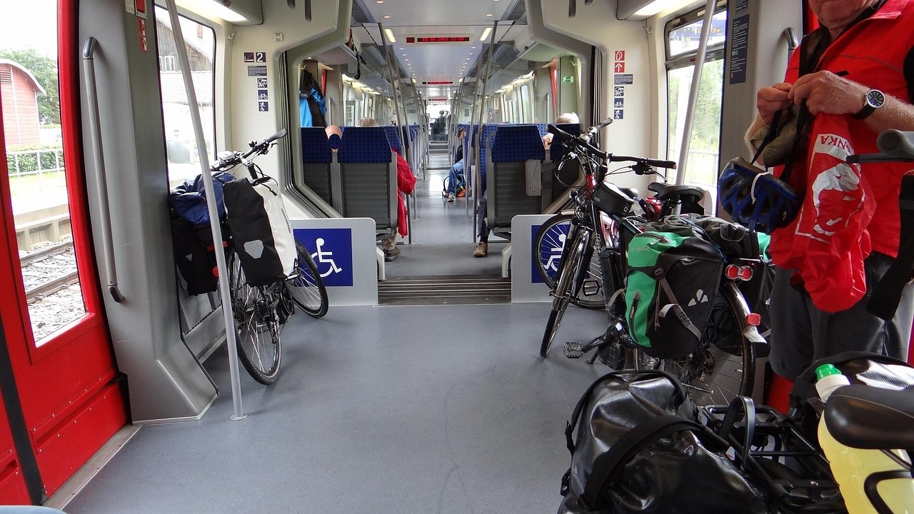 最新列车服务人员,塑造旅客出行体验的核心力量