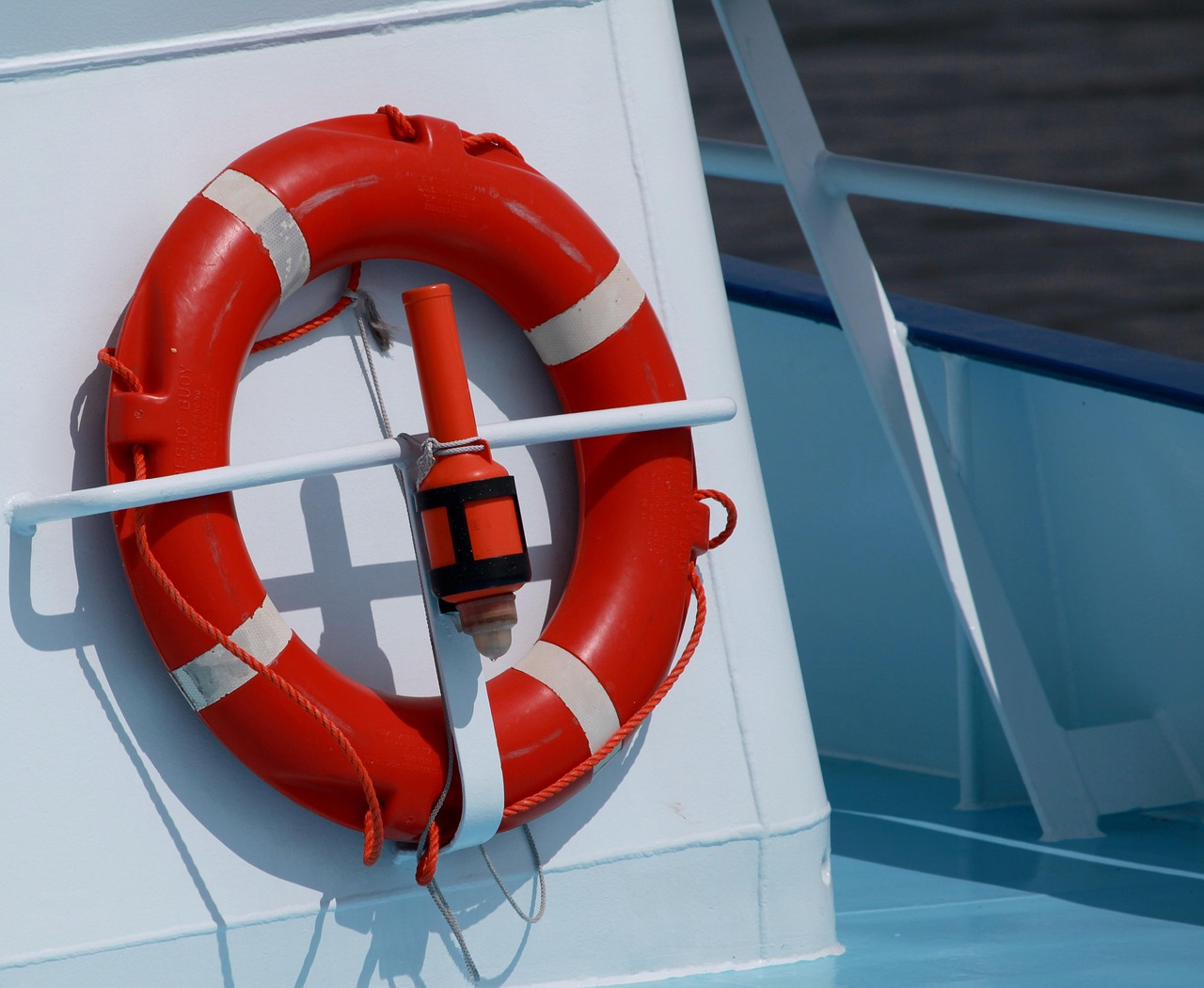 探索海洋脉搏与力量的船运行情