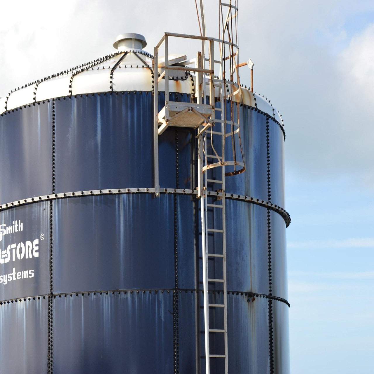 光伏上市公司龙头企业，领航行业发展的典范