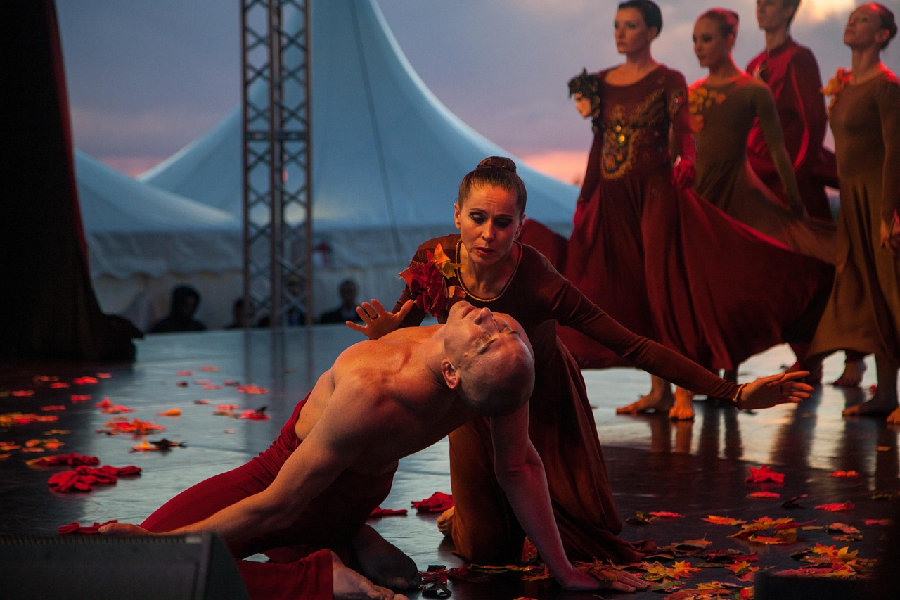 剧场群星璀璨,演员表与舞台魅力